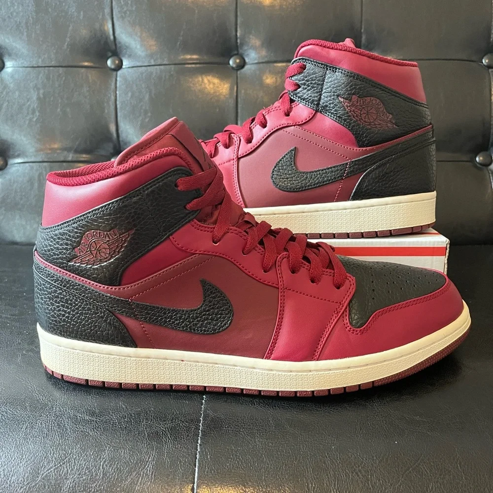 Jordan 1 Mid ‘Team Red Black’